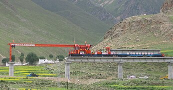 Pose d'un tablier de viaduc lors de la construction, permettant la connectivité écologique, et ainsi de laisser passer les antilopes et de minimiser l'empreinte au sol.