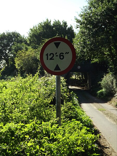 File:Roadsign on Old Lane - geograph.org.uk - 5171422.jpg