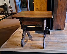 Table à piétement en X-Musée alsacien de Strasbourg (2).jpg