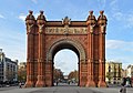 Der Arc de Triomf diente als Haupteingangstor zur Ausstellung. Er besteht aus rötlichen Backsteinen und wurde im so genannten Mudéjar-Stil, einer neu-maurischen Ziegelbauweise errichtet