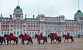 ホース・ガーズの建物とその前を行進するライフガーズ連隊。