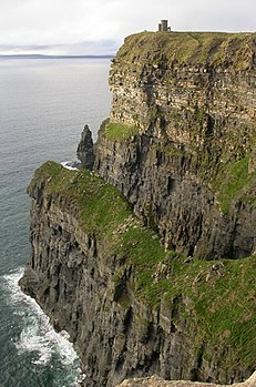 La tour O’Brien et les îles d’Aran, aux falaises de Moher dans le comté de Clare (Irlande). (définition réelle 730 × 1 102*)