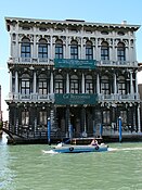 De monumentale gevel aan het Canal Grande