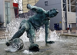 Standbeeld ter ere van Tom Finney bij het National Football Museum te Preston