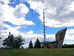 Le monument Ataka, classé[12] et la tour de radio.