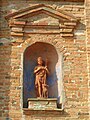 Statua raffigurante Giovanni Battista sulla facciata della chiesa.