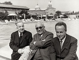 Italiaanse uitgever Arnoldo Mondadori met auteurs Giorgio Bassani (geheel rechts) en Aldo Palazzeschi, jaren 1960