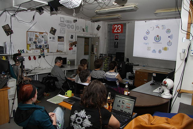 Chmee2 talking about how Wikipedia works to students in Prague. The unique atmosphere of Brmlab proved to be a great place to interact with "Wikipedians-to-be"