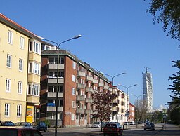 Byggnader längs Mariedalsvägen. I bakgrunden Turning Torso.