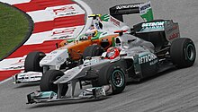 Photo de Michael Schumacher en lutte avec Adrian Sutil au Grand Prix de Malaisie 2011