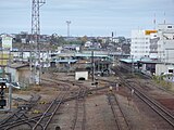 新富士駅側の跨線橋から見た構内の様子。右が1番線と駅舎側（2009年11月）