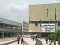 Entrée de l'université et bibliothèque.