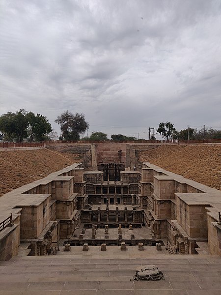 File:Rani ki Vav stepwell 01.jpg