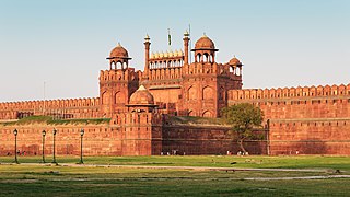 Puerta Lahori del fuerte rojo de Delhi, construido durante el cenit del imperio bajo Sha Jahan y residencia principal de los emperadores mogoles durante casi 200 años, hasta 1856[24]​