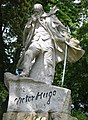 Skulptaĵo pri Victor Hugo en Sanktapetrurbo