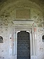 Portalul de intrare în biserica din cimitir