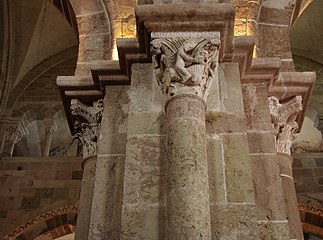 Colonnes engagées dans le narthex de la basilique de Vézelay.