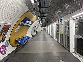 Les quais en cours de finition après la pose des portes palières.