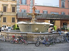 Ein av dei to Fontane di Piazza Farnese, framfor Palazzo Farnese (1500-talry)