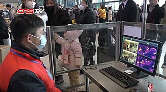 Le telecamere a infrarossi sono state installate nella stazione di Wuhan per controllare la temperatura corporea dei passeggeri prima di salire a bordo dei treni