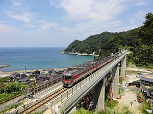 余部橋梁を渡る特急「はまかぜ」 （2011年8月）