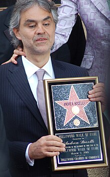 Andrea Bocelli 2. března 2010 při slavnostním umístění své hvězdy na Hollywoodský chodník slávy