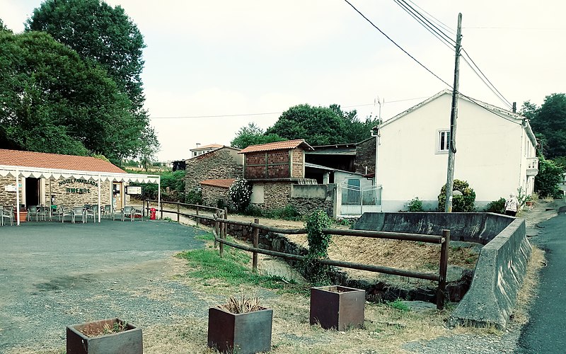 File:Castrofeito, O Amenal casas de Pereira á esquerda.jpg