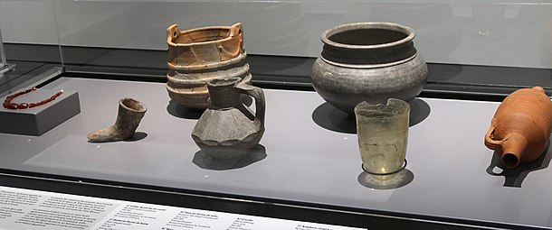 Culture de Tcherniakhov, Ukraine, sur la mer Noire. 300-350 de notre ère: de gauche à droite : perles de corail, godet en forme de botte, vase en forme de seau, vase, cruche, gobelet en verre. Amphore vinaigre romaine (fin IVe siècle).