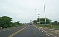 Acceso al Puente por RN 16, desde la cabecera chaqueña. A la izquierda, el acceso al Barrio San Pedro Pescador.