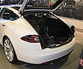 Tesla Model S (2012), hier mit zwei zusätzlichen Kindersitzen im Heck als Zubehör.