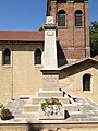 L'église et le monument aux morts.