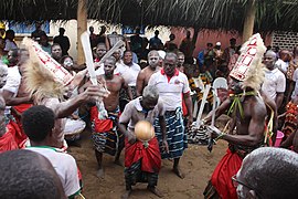 Mouvement d'hommes en demonstration de force lors d'une fete culturelle a Port-Bouet 2.jpg