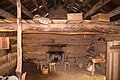 Interior pars casae trabalis refectae in museo historiae vivae Conner Prairie Fishers in vico Indianae.