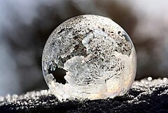 Third place: Frosted bubble. – צושרײַבונג: Danielarapava (CC BY-SA 4.0)