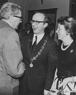 Eric Berger, waarnemend burgemeester, en zijn echtgenote feliciteren Charles Hustinx (links) bij diens benoeming tot burgemeester van Mook en Middelaar in 1973.