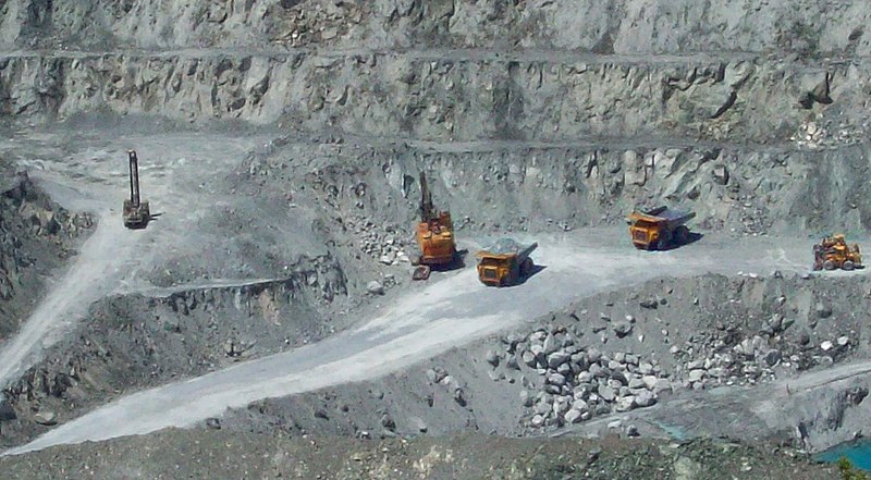 File:Asbestos pit - panoramio.jpg