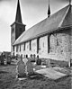 Margarethakerk. Hervormde kerk met aangebouwde sacristie en kerkhof met hekwerk en keermuur