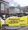 Rauchendes "Kühlturmmodell" zur Visualisierung der Proteste gegen neue Kohlekraftwerke