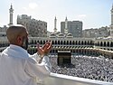 Seorang Muslim berdoa ke arah Ka'bah, kiblat umat Islam, di Masjidil Haram.