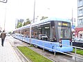 Tram an der Ampel. Hinterseitenansicht.