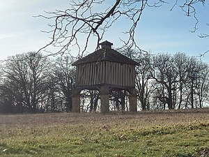 Le pigeonnier du château.