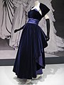 Vestit de ball de Christian Dior amb encongiment d'espatlles a joc, de vellut de seda i setí de seda. Museu d'Art de Indianapolis que el data de 1948.