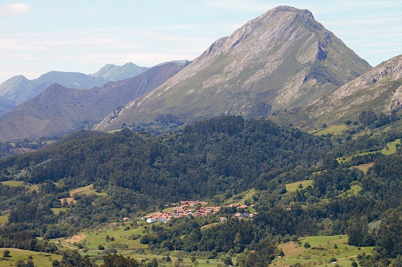 File:Los Callejos (Llanes, Asturias).jpg