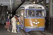 août 1980 Motrice PCC sur la ligne 13 à la station de la 19e rue sur la section en tunnel.