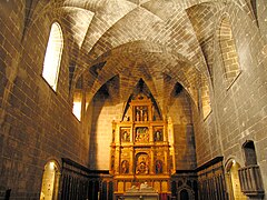 Capilla de los Reyes, con el retablo renacentista en el centro, la tumba marmórea al frente, y los arcosóleos a derecha y izquierda