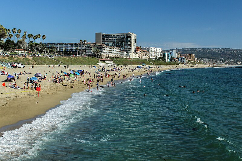 File:Shoreline of Redondo Beach.jpg