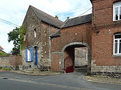 Porche de la brasserie de Bisiau Jenart, devenue brasserie Saint-Éloi