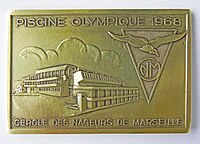 Plaquette en bronze 1968. Cercle des nageurs de Marseille (CNM). Piscine mer 1932, piscine olympique 1968. Avers. Dimensions 90 x 60 mm, poids 184 g. Graveur inconnu.