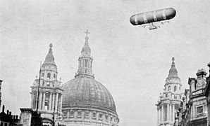 Una Nave, Nulli Secundus, rodeando San Pablo en un vuelo de Farnborough a Londres (1907)