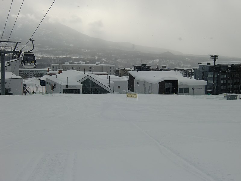 File:Grand HIRAFU Mountain Center and Annex.jpg